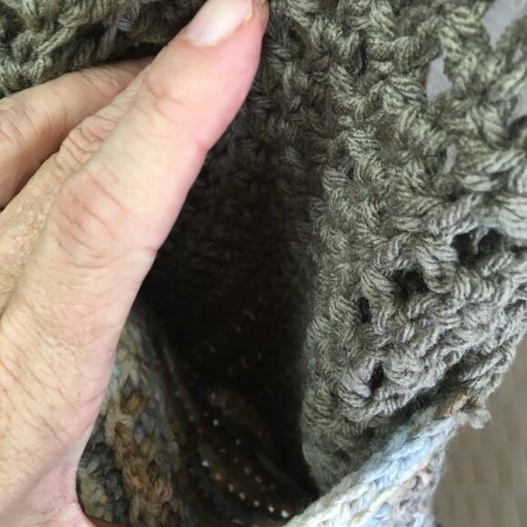 crochet scarf with pockets and fringe - Picture 7 of 11